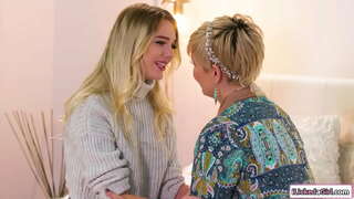 Чоң сиськи милф лижет задницу маленькой сисястой лесбиянке