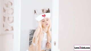 Бландынка з маленькімі сіськамі апранаецца медсястрой для ролевай гульні.Яна клапоціцца аб сваёй грудастая сяброўцы, ліжа і цярэбіць пальцамі яе піздзіць.Яна падстаўляе ёй твар, калі яна ў аправе