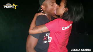 שוואַרץ גוי עסט מאָגער לאָך מיט זיין ריז מאַסטבוים