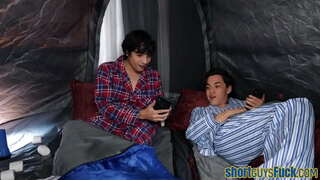 Busty cougar bušil do krátké kluci v trojice, dokud připojenými opčními výstřel