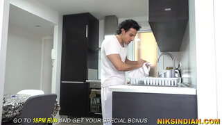 Tớ thấy các bậc thầy của con gái đi tiểu, và sau đó cô ta đít