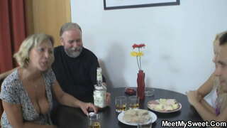 نوجوان خوبصورتی کے ساتھ جنسی ہے پرانے جوڑے