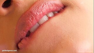 Ã�ナが自身によmasturbatingと、拡大画像が表示され、ディルドでいピンク