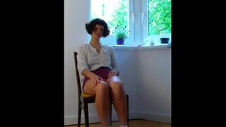 Babe gyda Pussy Blewog a Blewog Pyllau Selfie Bating i Orgasm