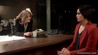 Бландынка лесбіянка трахал ў анал брунэтку намесніка афіцэра страпоном на члене