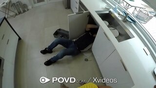 Velký péro klouže do těsné bruneta kočička