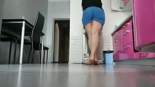 Ээж дээр тоглож гал тогооны өрөө. Маш horny, нойтон pussy