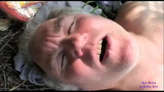 La slut vidas du maljunuloj fucking en la malferma kamparo kaj kunigas ilin