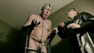 Meistres ebrill - Du catsuit latecs gaethweision yn cael ei ddefnyddio